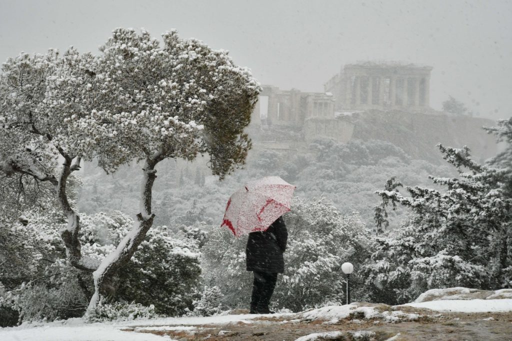 Κακοκαιρία «Μπάρμπαρα»: Χιόνια και στο κέντρο της Αττικής – Ενεργοποιούνται τα μηνύματα του 112, υπο