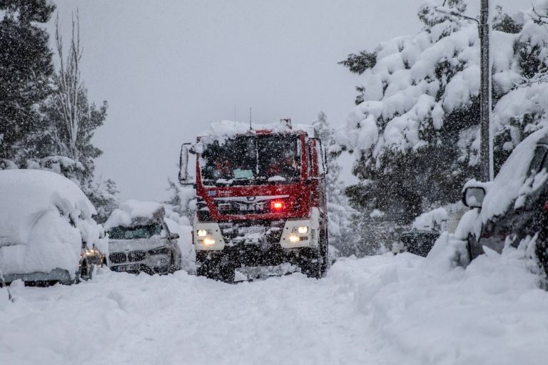 Κακοκαιρία «Μπάρμπαρα»: Ήχησε το 112 σε Αττική, Βοιωτία και Εύβοια – Οι έξι περιοχές της χώρας που κινδυνεύουν από τον χιονιά – Σε εγρήγορση οι Αρχές [βίντεο]
