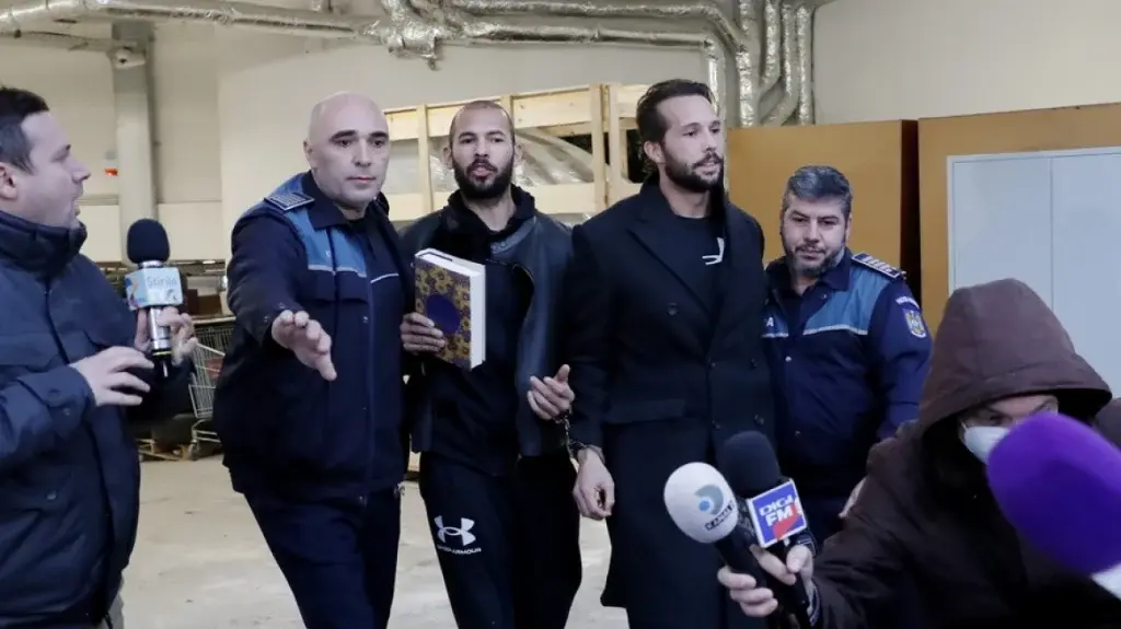 Άντριου Τέιτ: «Κόλαφος» τα μηνύματα που έχει στα χέρια του ο εισαγγελέας – Παραμένει στη φυλακ