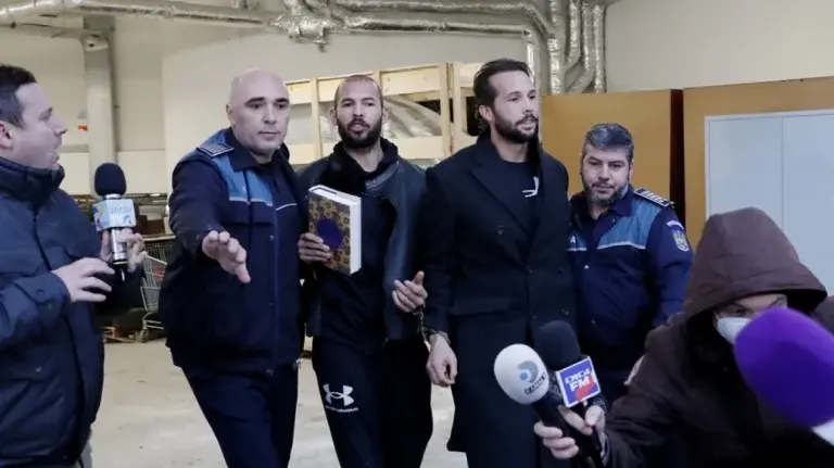 Άντριου Τέιτ: «Κόλαφος» τα μηνύματα που έχει στα χέρια του ο εισαγγελέας – Παραμένει στη φυλακή