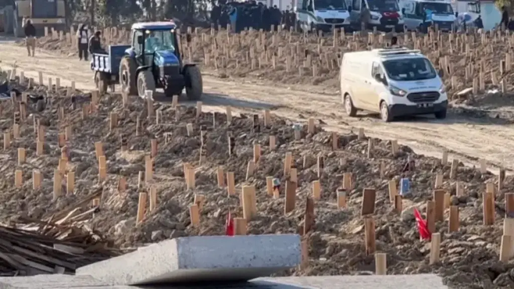 Σεισμός στην Τουρκία: Γέμισαν τα νεκροταφεία στην Αντιόχεια – Φτιάχνουν ομαδικούς τάφους