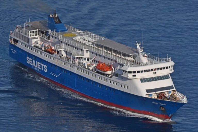 Κύθηρα: Συναγερμός στο Aqua Jewel – Δεν έδεσε στο λιμάνι λόγω καιρού
