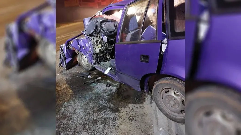 Σοκάρουν οι εικόνες του κατεστραμμένου αυτοκινήτου που «καρφώθηκε» σε δέντρο στην Αρτέμιδα – Ν