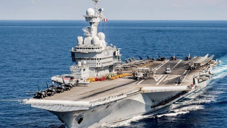 Χανιά: Στη Σούδα η ναυαρχίδα του γαλλικού πολεμικού ναυτικού «Σαρλ Ντε Γκολ» [εικόνες]