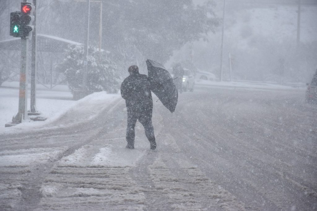 Καιρός Live: Συνεχίζεται η επέλαση της κακοκαιρίας – Καταιγίδες, χιόνια και δυνατοί άνεμοι «πο