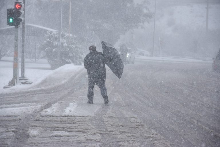 Καιρός: Δύσκολο Σαββατοκύριακο – Πτώση θερμοκρασίας με καταιγίδες και χιόνια σε όλη τη χώρα – Πώς θα κινηθεί η κακοκαιρία