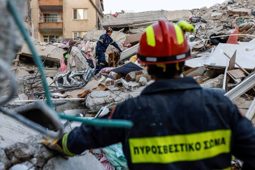 Σεισμός στην Τουρκία: Συναγερμός στην ΕΜΑΚ – Αγοράκι κάτω από τα χαλάσματα απάντησε σε κλήση &