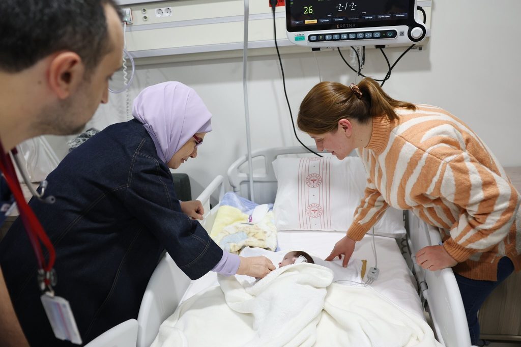 «Μαζεύει τα σπασμένα» ο Ερντογάν: Μετέφεραν μωρά με το προεδρικό αεροσκάφος – Στο νοσοκομείο η