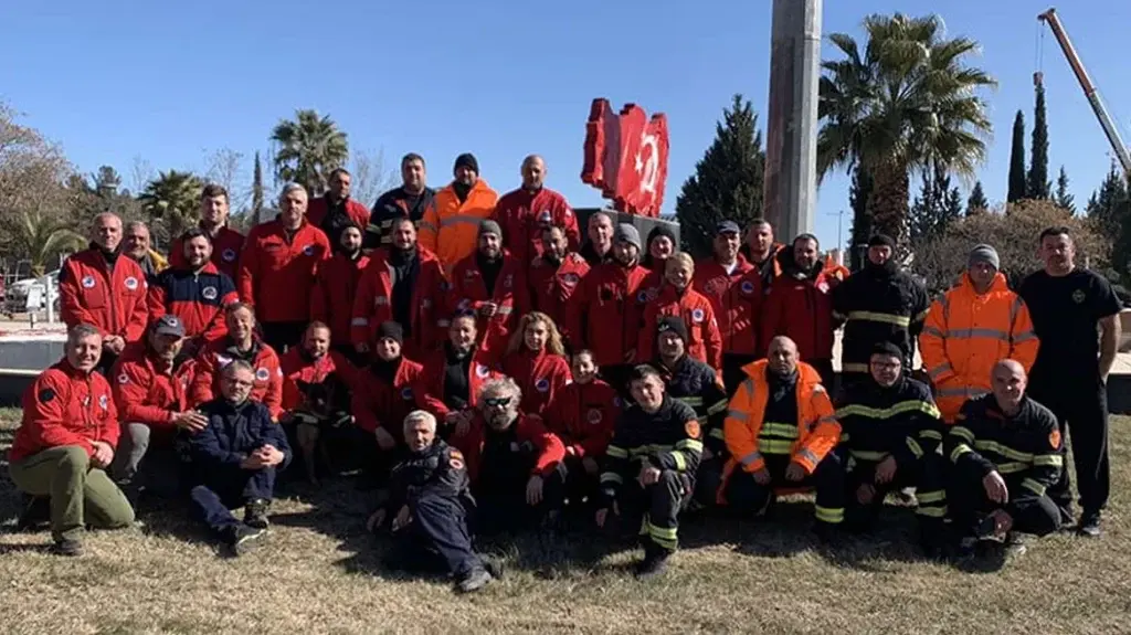 Σεισμός στην Τουρκία: Με χειροκροτήματα υποδέχθηκαν τους Έλληνες διασώστες στην Κωνσταντινούπολη [βί