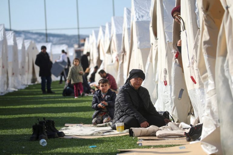 Σεισμός στην Τουρκία: Είδε τα συντρίμμια και μοίρασε υποσχέσεις ο Ερντογάν – «Δεν αφήσουμε κανέναν στο δρόμο και στη φτώχεια»