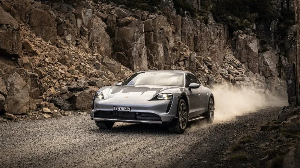 Ο Mark Webber δοκιμάζει τα όρια μιας Porsche Taycan
