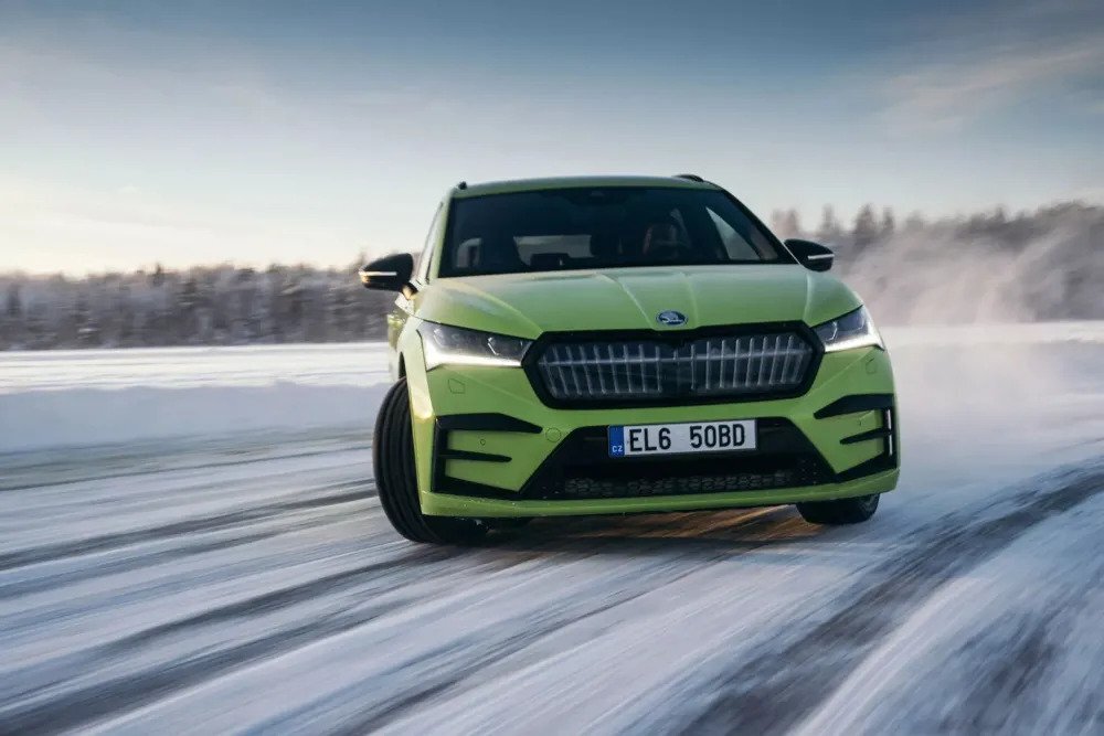 Δείτε το Skoda Enyaq RS iV να σπάει το ρεκόρ drift σε πάγο!