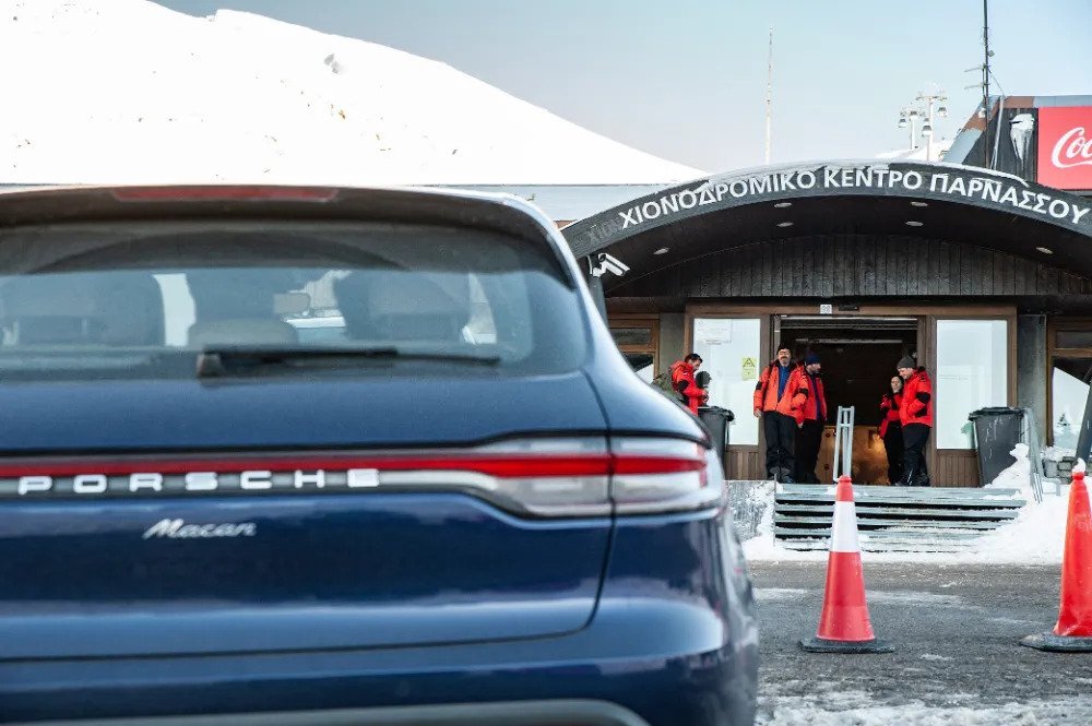 Στο Χιονοδρομικό κέντρο Παρνασσού με Porsche Macan