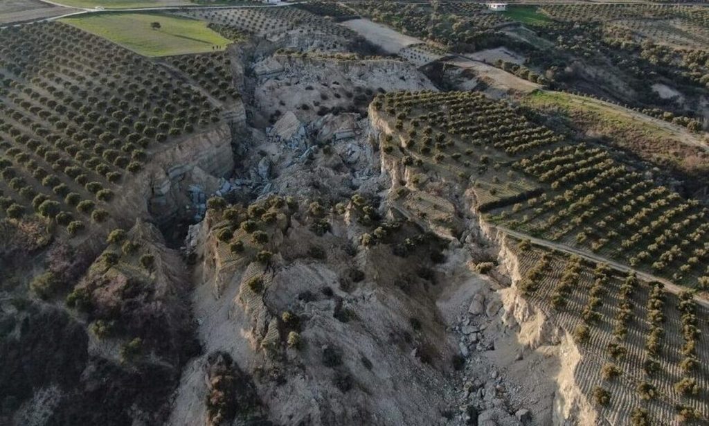 Σεισμός στην Τουρκία: Βίντεο δείχνει ελαιώνα που μετατράπηκε σε φαράγγι – Τι λένε οι κάτοικοι