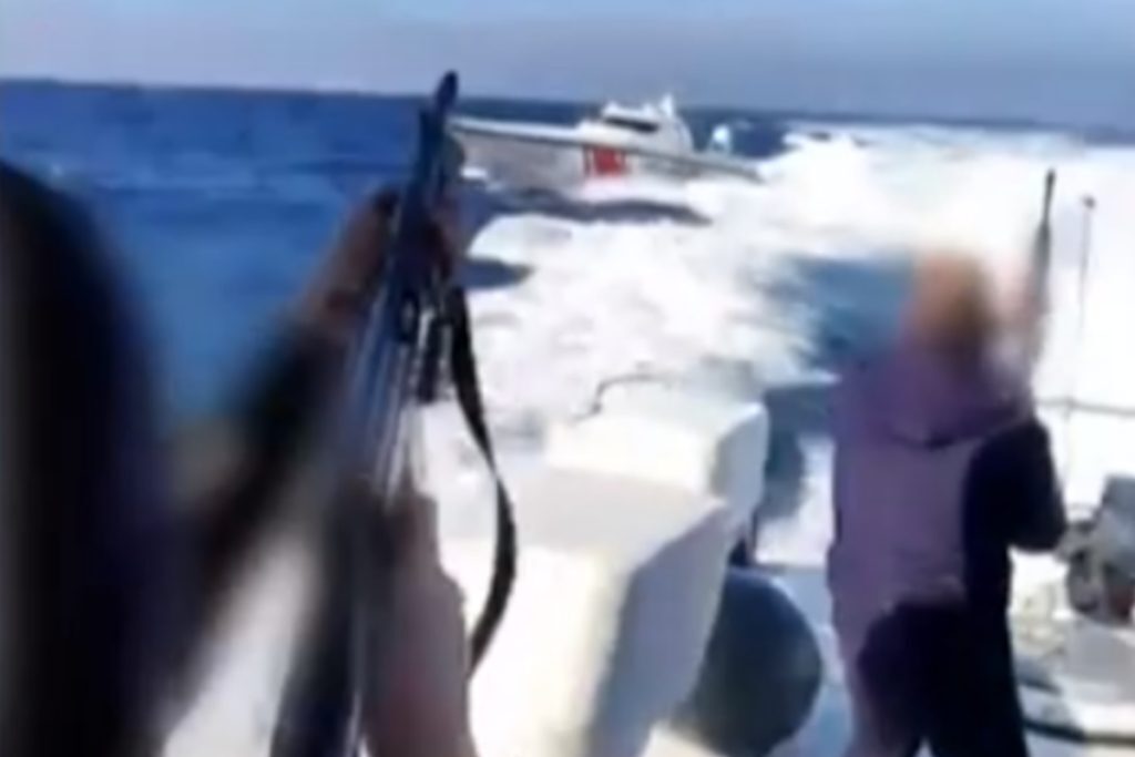 Φαρμακονήσι: Συγκλονιστικό βίντεο ντοκουμέντο με οπλισμένους λιμενικούς να τρέπουν σε φυγή τουρκική