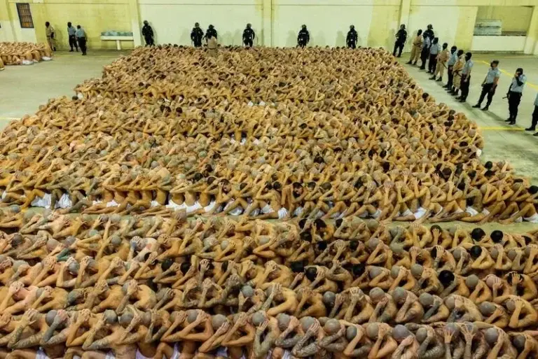 Ελ Σαλβαδόρ: Άνοιξε τις πύλες της η σκληρή φυλακή για τις συμμορίες – Πρωτόγονες συνθήκες κράτησης [εικόνες & βίντεο σοκ]