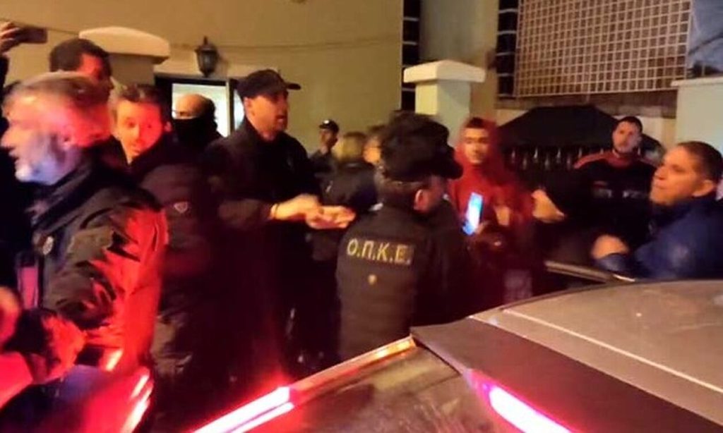 Καστοριά: Έβγαλαν «σηκωτό» ιδιοκτήτη ξενοδοχείου που βγήκε σε πλειστηριασμό -Οι αστυνομικοί του πέρασαν χειροπέδες