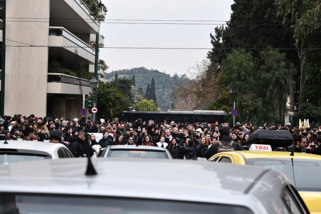 Κίνηση τώρα: Κλειστό το κέντρο της Αθήνας λόγω διαδήλωσης εκπαιδευτικών – Ποιους δρόμους να αποφύγετ