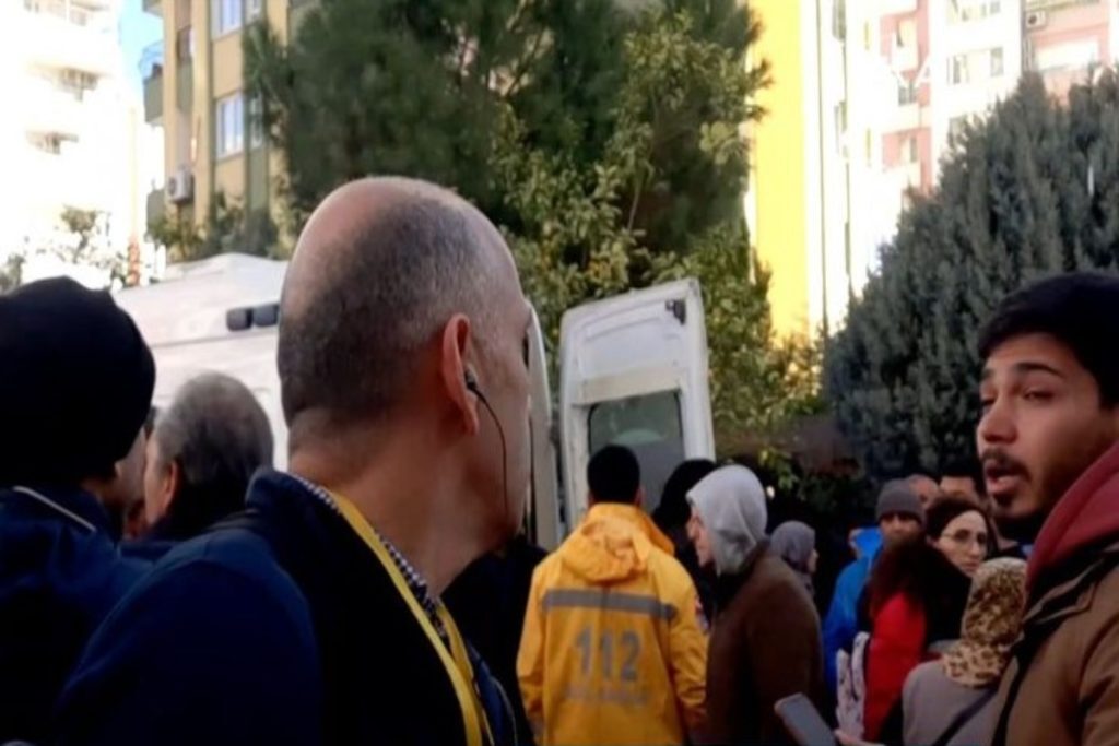 Σεισμός στην Τουρκία: «Ο Θεός είναι μεγάλος» – Η συγκλονιστική στιγμή διάσωσης 24χρονου στον αέρα της εκπομπής του ΣΚΑΪ [βίντεο]