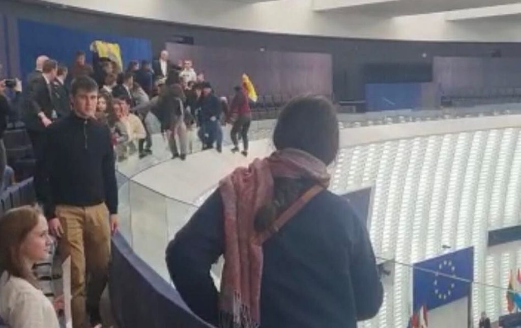 Εισβολή στο Ευρωκοινοβούλιο – Διεκόπη η συνεδρίαση, φυγάδευσαν άρον – άρον την Μετσόλα