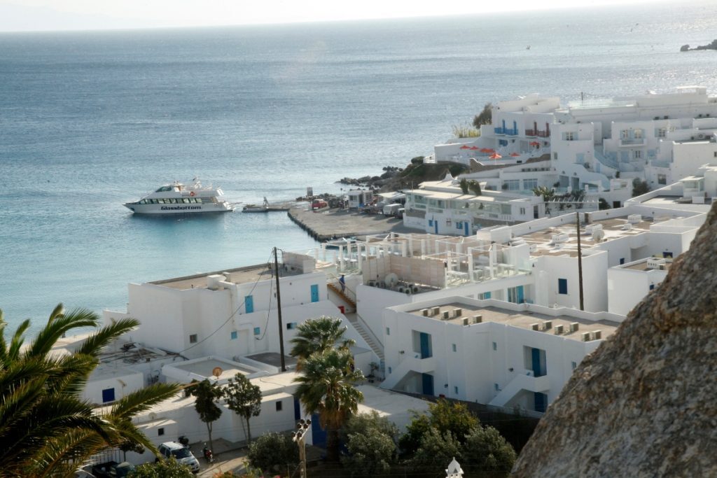 Μύκονος: Επιχειρηματίας καταγγέλλει ξυλοδαρμό από αστυνομικούς ενώ είχε λιποθυμήσει – Τι λέει 