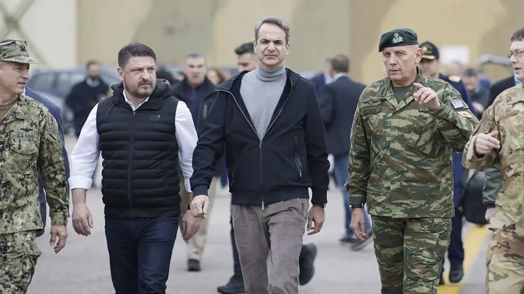 Κυριάκος Μητσοτάκης: Επισκέφθηκε την 110 Πτέρυγα Μάχης
