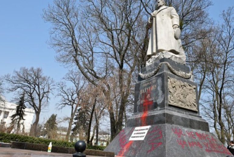Ουκρανία: Έριξαν το άγαλμα του σοβιετικού απελευθερωτή του Κιέβου από τους Ναζί