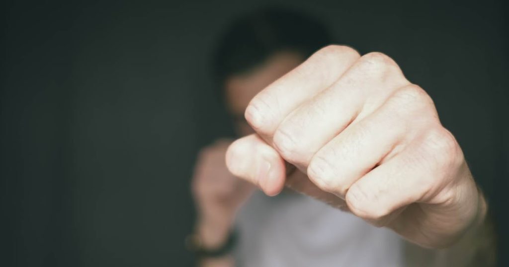 Πανικός στη Θεσσαλονίκη: 15χρονος έριξε μπουνιές σε μάνα και ανήλικη αδελφή και συνελήφθη