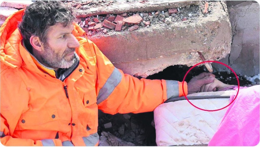 Σεισμός στην Τουρκία: Τι είπε ο πατέρας που κρατούσε το χέρι της νεκρής κόρης του στα συντρίμμια