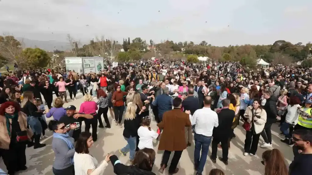 Πλήθος κόσμου στη μεγάλη γιορτή της Περιφέρειας Αττικής για τα Κούλουμα στο Μητροπολιτικό Πάρκο Αντώ