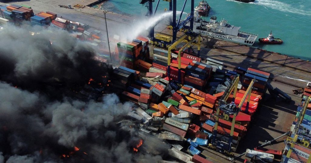 Σεισμός στην Τουρκία: Αναζωπυρώθηκε η πυρκαγιά στην σεισμόπληκτη Αλεξανδρέττα
