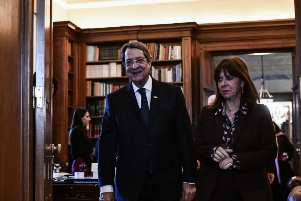Συνάντηση Σακελλαροπούλου – Αναστασιάδη: «Κορυφαίο εθνικό ζήτημα για την Ελλάδα το Κυπριακό»