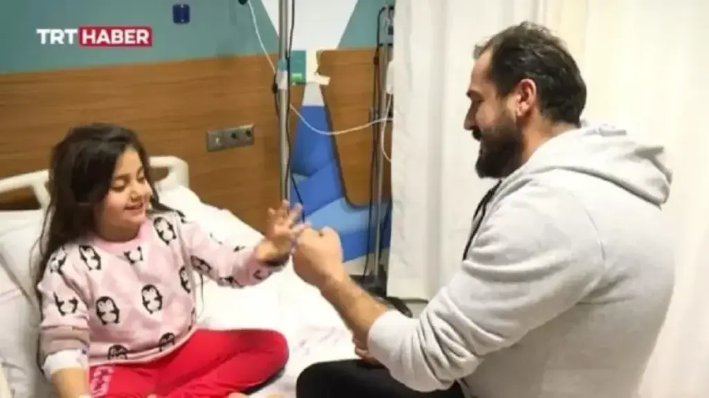 Σεισμός στην Τουρκία: Πατέρας και κόρη έπαιζαν «πέτρα, ψαλίδι, χαρτί» και άντεξαν 5 ημέρες στα συντρ