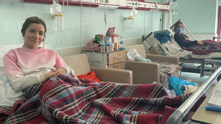 Σεισμός στην Τουρκία: Συγκινούν οι δύο αδελφές που έμειναν 4 μέρες στα συντρίμμια – «Της έλεγα θα πεθάνουμε, δεν το καταλαβαίνεις;»