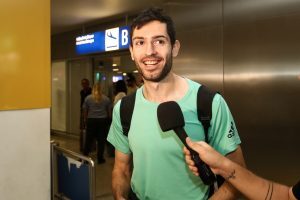 Μίλτος Τεντόγλου: Έγινε τραγούδι στα Γρεβενά – Ακόμα και το Netflix υποκλίθηκε στον Έλληνα αθλητή [βίντεο]