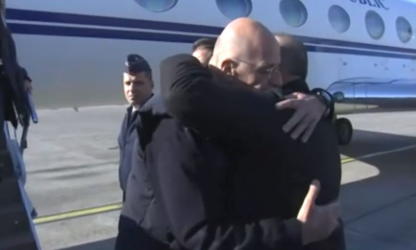 «Είναι υπέροχο» σχολίασε ο Αμερικανός πρέσβης στην Άγκυρα την αγκαλιά Δένδια-Τσαβούσογλου
