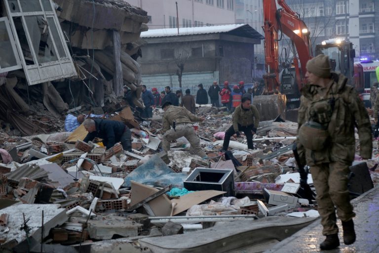 Σεισμός στην Τουρκία: Ο Ερντογάν υπόσχεται να χτίσει 200.000 κατοικίες