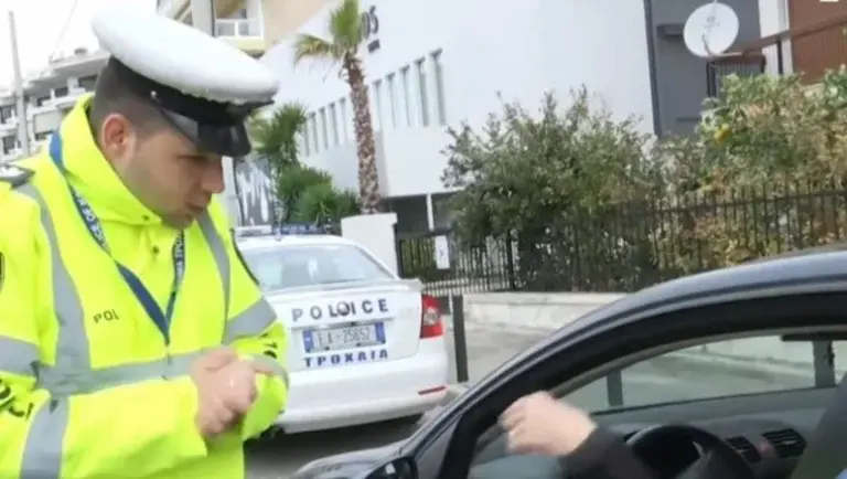 Επικός διάλογος ηλικιωμένης με τροχονόμο για τις αλυσίδες: «Πάω λαϊκή και θα πάρω τηλέφωνο να μου τις φέρουν» [βίντεο]