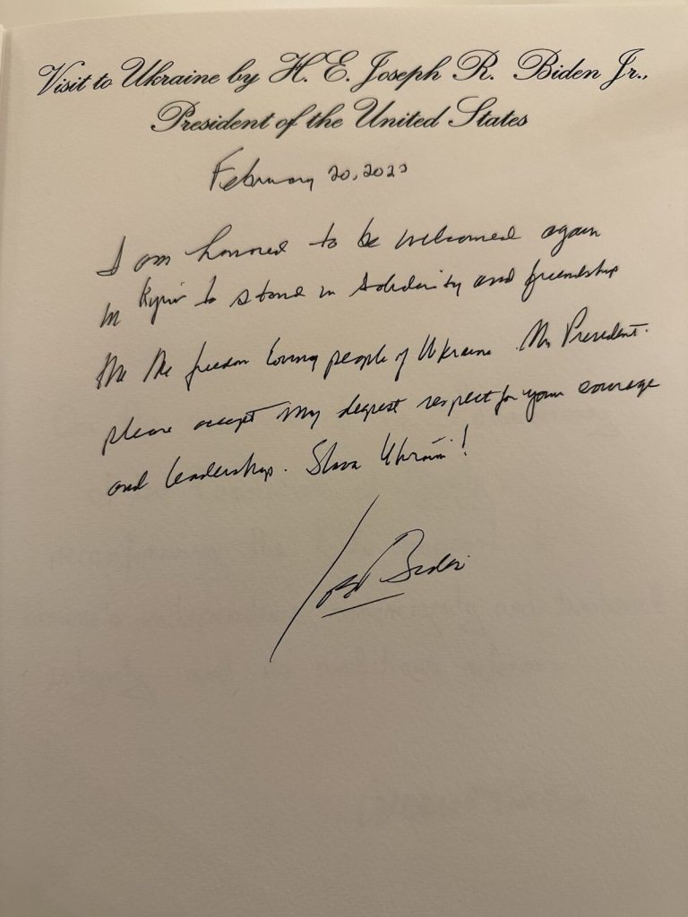 «Δόξα στην Ουκρανία!» – Το χειρόγραφο μήνυμα του Μπάιντεν στο βιβλίο επισκεπτών του Προεδρικού
