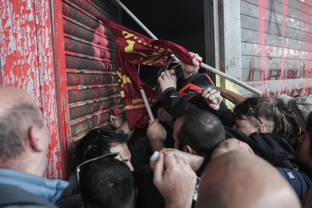Επεισόδια με χημικά και προσαγωγές έξω από το υπουργείο Εργασίας