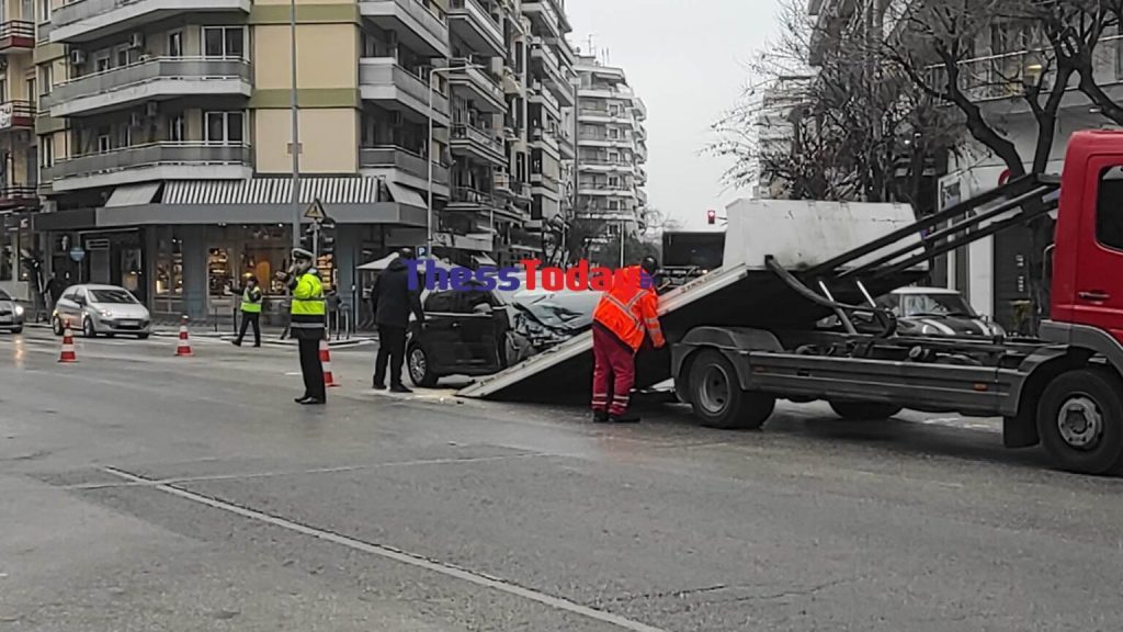 Θεσσαλονίκη: Τροχαίο στην Τσιμισκή – Φορτηγό καρφώθηκε σε αυτοκίνητο[Βίντεο]