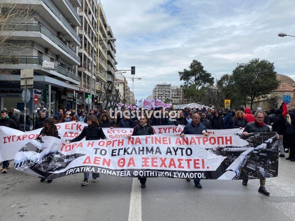 Απεργία – Θεσσαλονίκη: Κοσμοσυρροή στη συγκέντρωση διαμαρτυρίας για τα Τέμπη [Βίντεο]
