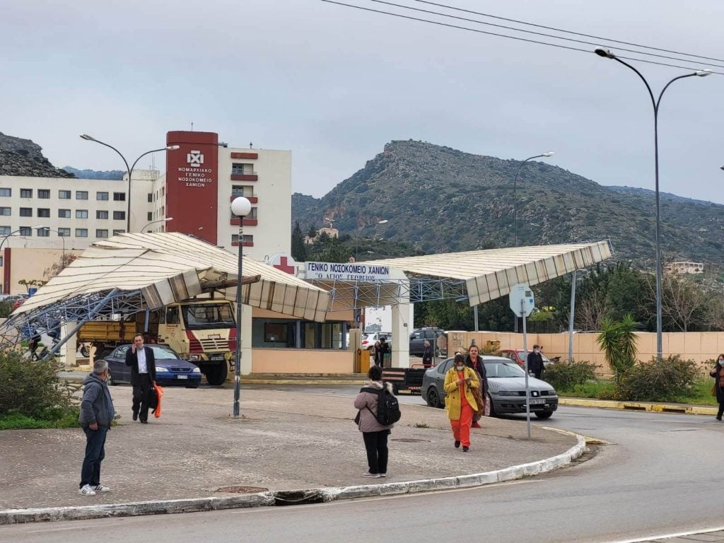 Περιστατικό για γέλια και για κλάματα στην Κρήτη: Φορτηγό γκρέμισε την κεντρική πύλη εισόδου νοσοκομείου [βίντεο]