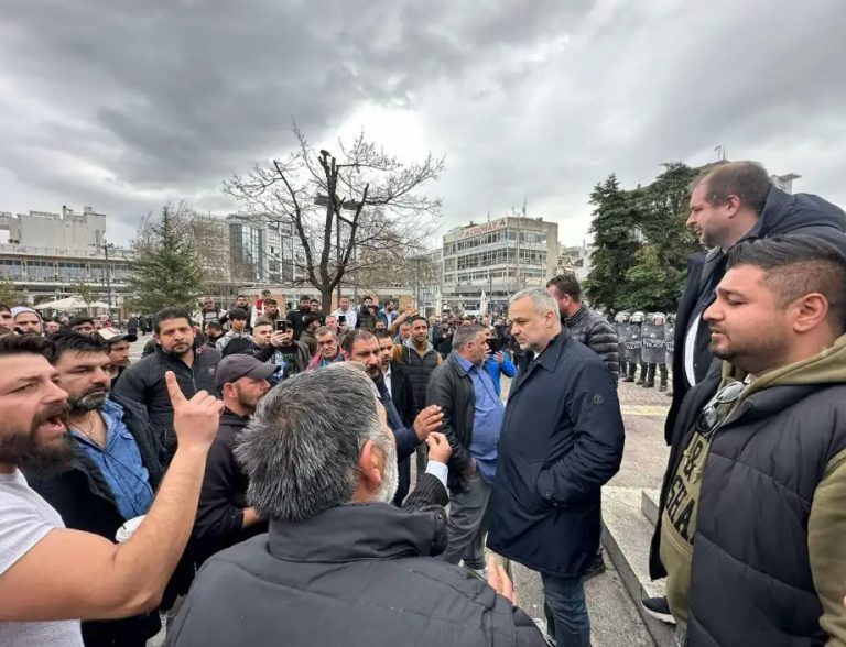 Ξάνθη: Συγκέντρωση διαμαρτυρίας στον οικισμό Δροσερό μπροστά στο δημαρχείο [βίντεο]