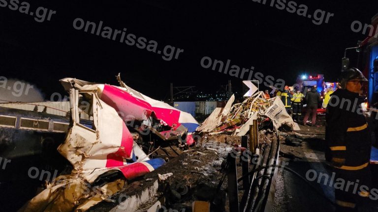 Τραγωδία στη Λάρισα: Τουλάχιστον 8 νεκροί από τη σύγκρουση αμαξοστοιχιών – Δεκάδες τραυματίες, 20 σε σοβαρή κατάσταση – Πως συνέβη το δυστύχημα [εικόνες & βίντεο]