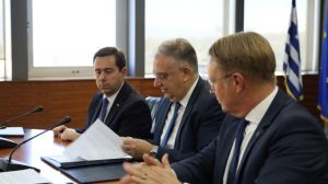 Υπογραφή συμφωνίας Μηταράκη και Θεοδωρικάκου με Frontex για επιστροφές και απελάσεις μεταναστών