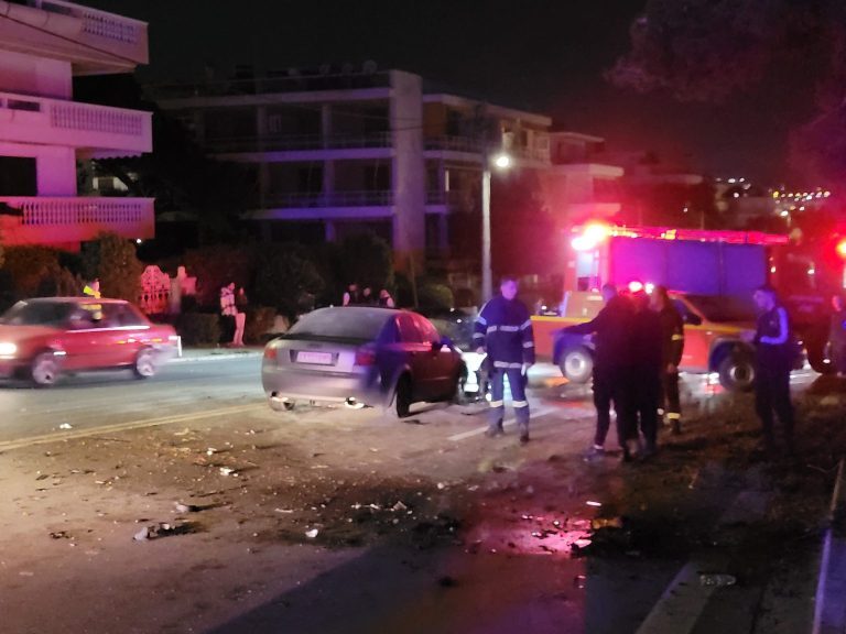 Σοβαρό τροχαίο ατύχημα στη Βάρκιζα [εικόνες]
