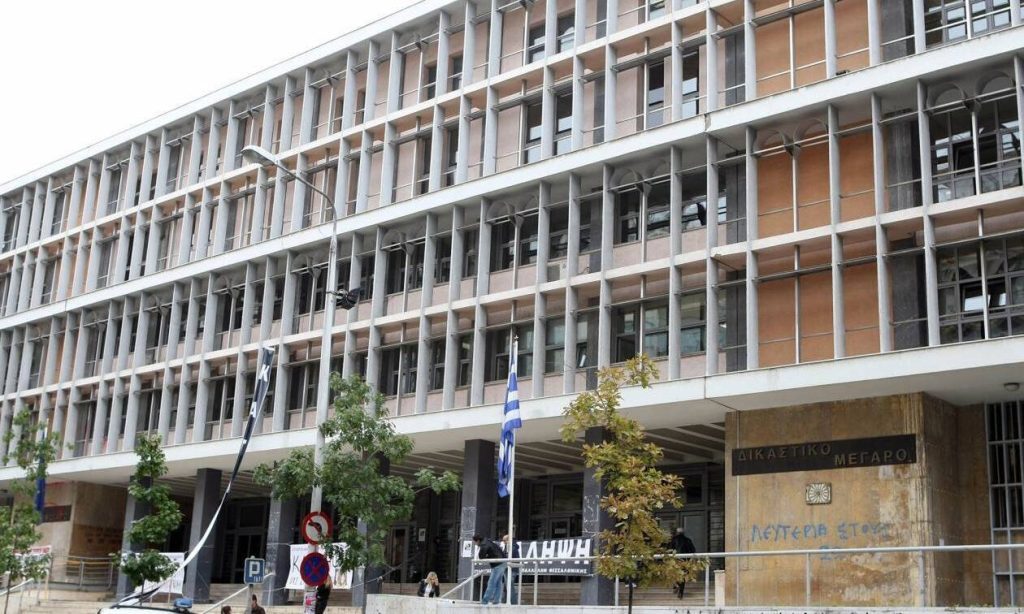 Συναγερμός στη Θεσσαλονίκη: Κατηγορούμενος απολογήθηκε και στην συνέχεια λιποθύμησε