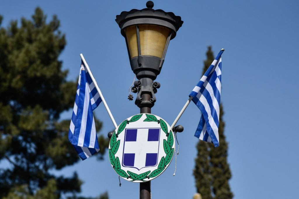 Καιρός: Συννεφιασμένη Τρίτη, πού θα πέσουν τα χιόνια – Πώς θα γίνουν οι παρελάσεις την 25η Μαρτίου [