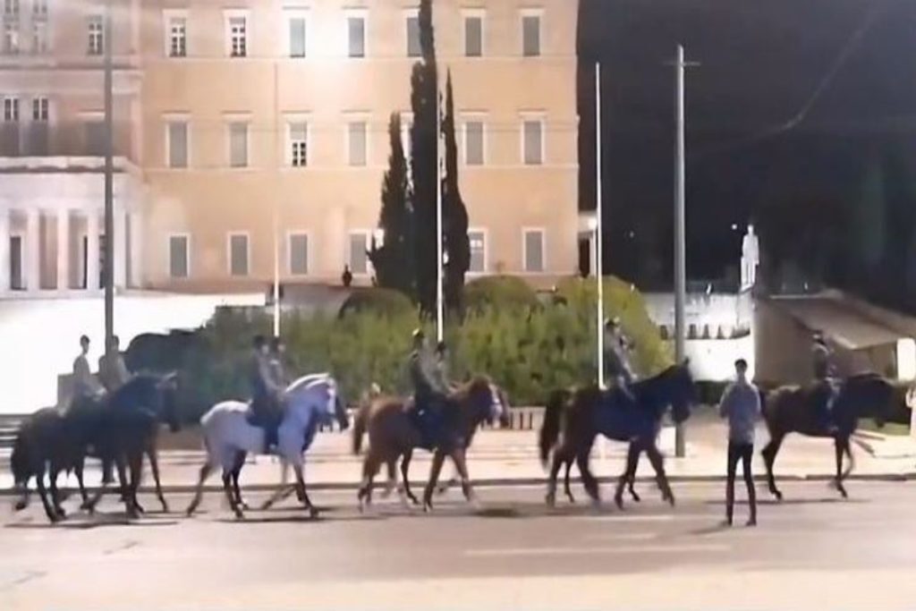 25η Μαρτίου: Πρωτόγνωρες εικόνες – Βγήκε το Ιππικό στο Σύνταγμα, τα πρώτα… ποδοβολητά εν